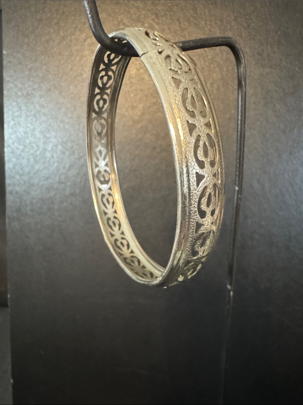 Vintage-Style Filigree Metal Bangle Bracelet in Silver